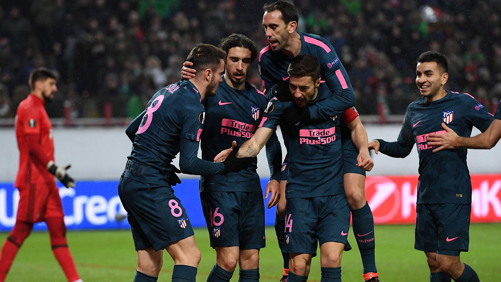 Los jugadores del Atlético de Madrid celebran uno de los cuatro goles al Lokomotiv.