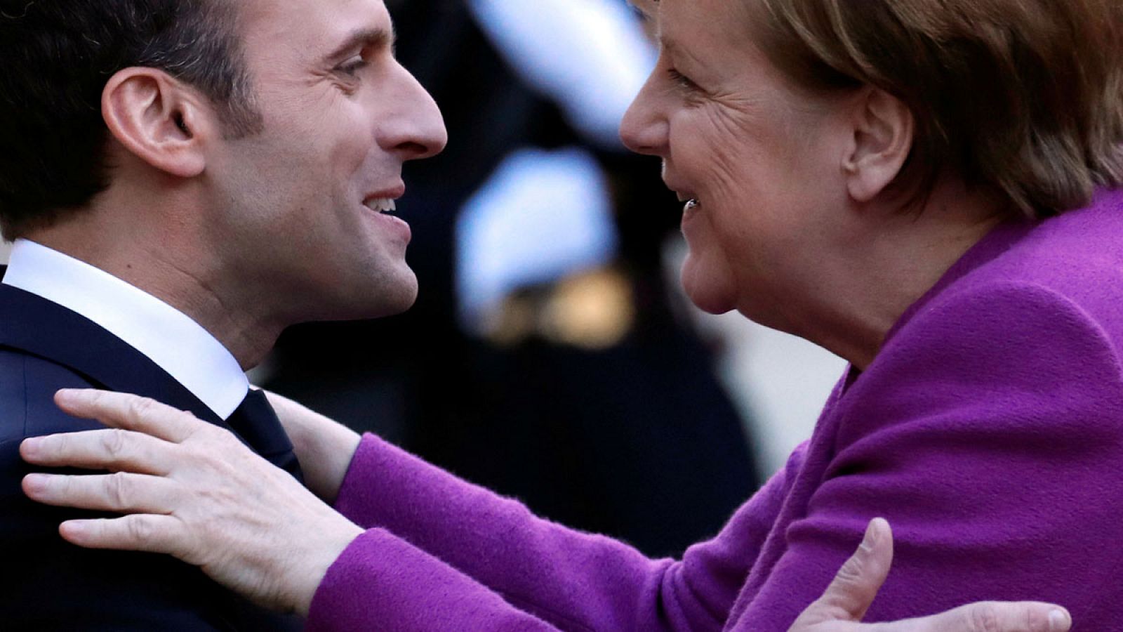 Emmanuel Macron da la bienvenida a Angela Merkel a su llegada al palacio de Elíseo, en París (Francia)