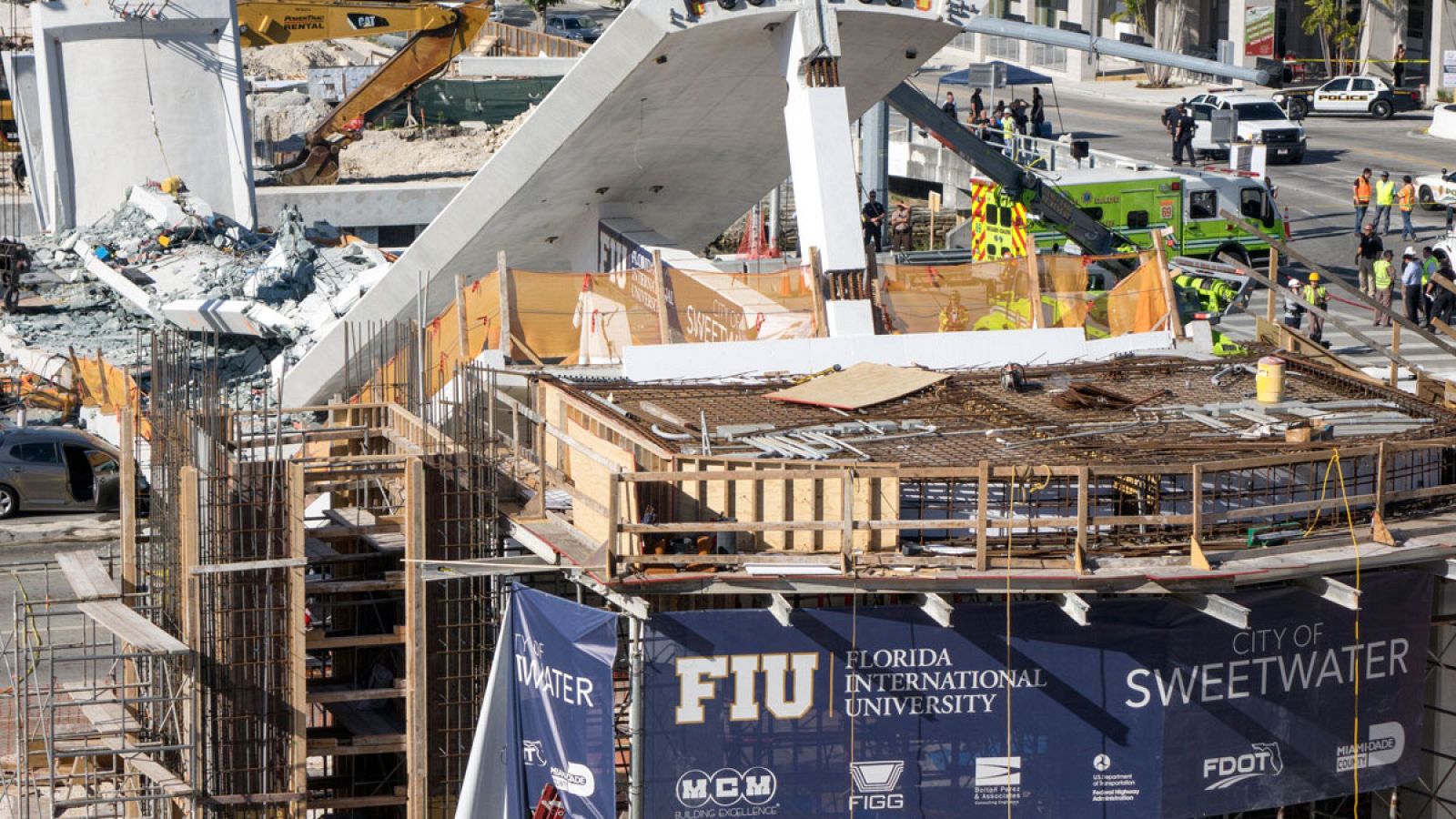 Vista general del derrumbe de un puente para peatones en las cercanías de la Universidad Internacional de Florida (FIU) en Miami (EE.UU.).