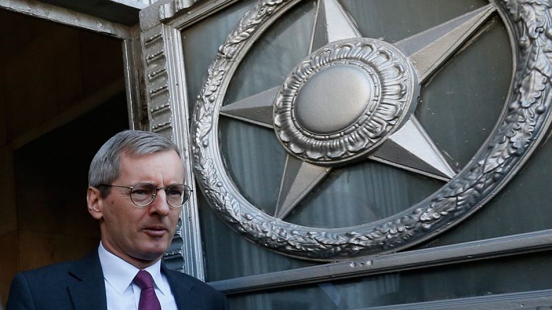 El embajador británico Laurie Bristow, saliendo de la sede del Ministerio de Asuntos Exteriores de Rusia en Moscú