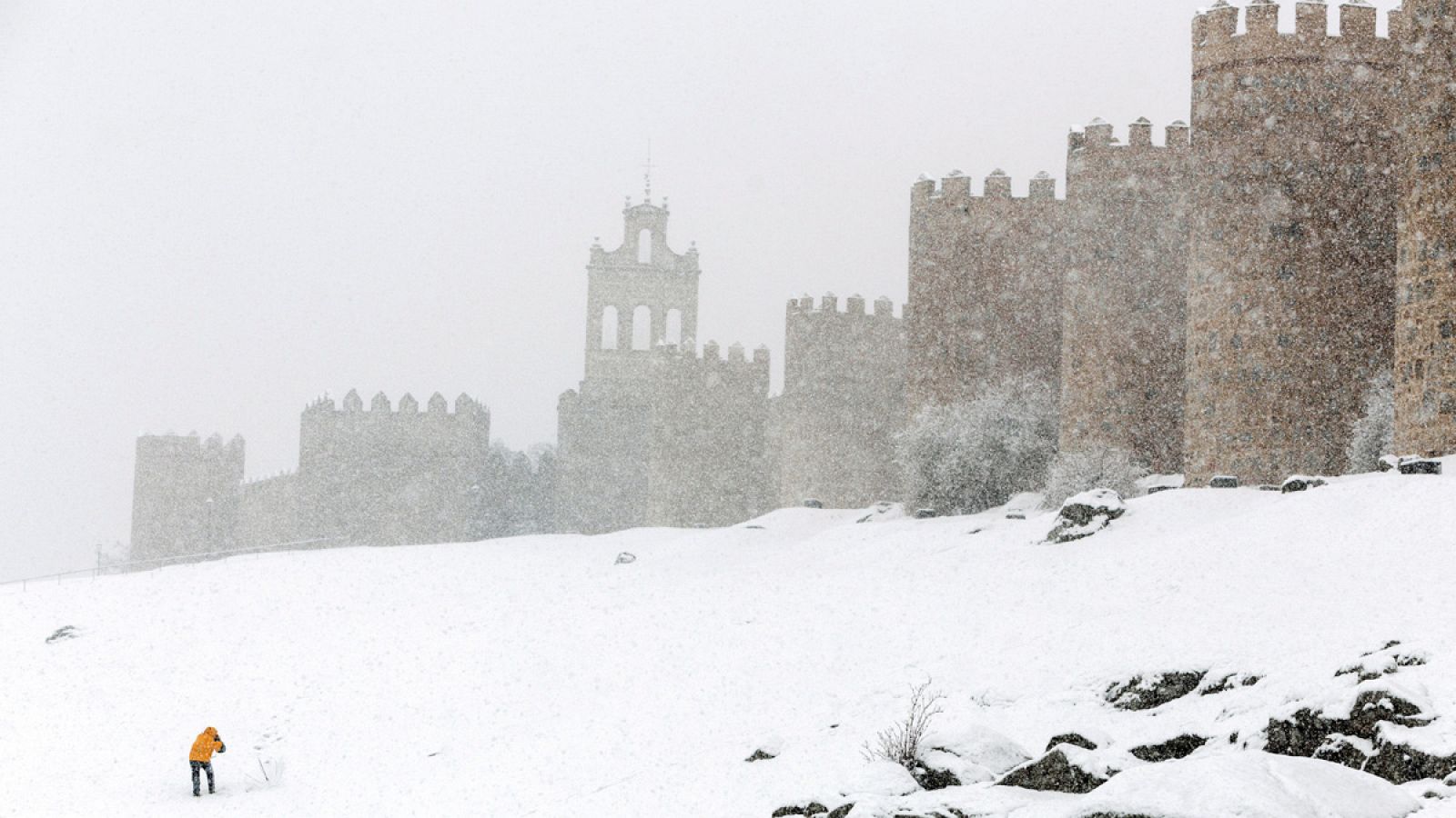 Vista general de la nieve caída junto a la muralla de Ávila