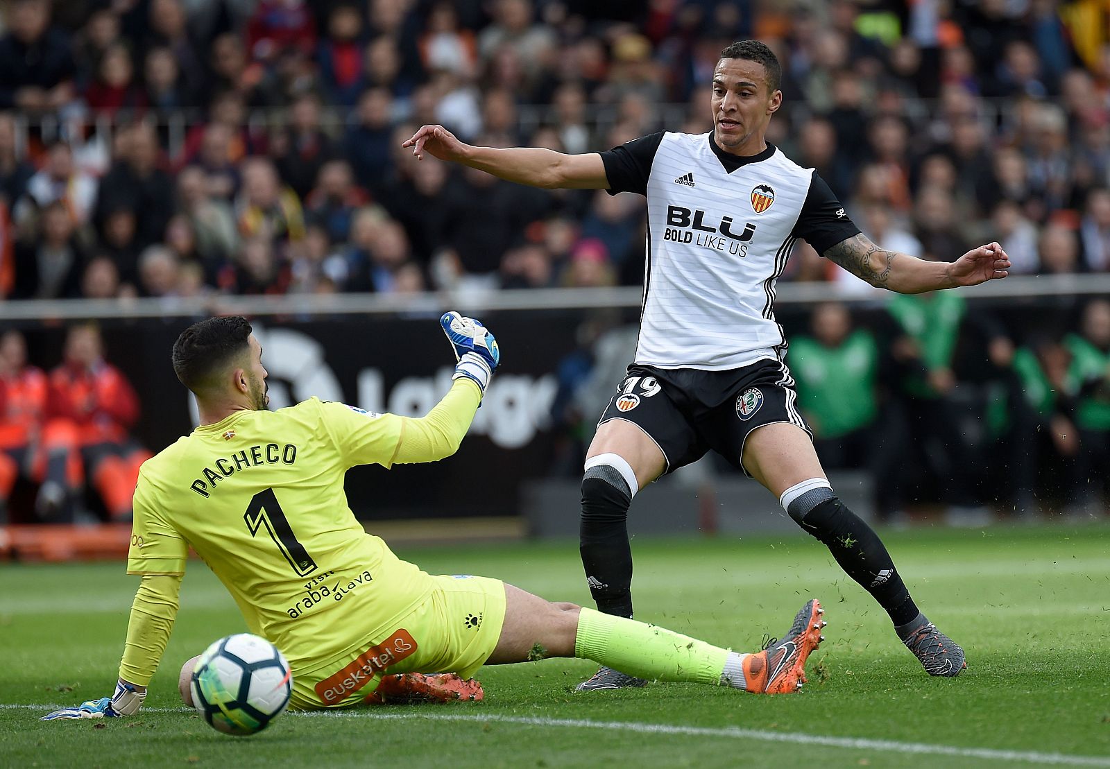 Rodrigo, en acción ante el portero del Alavés