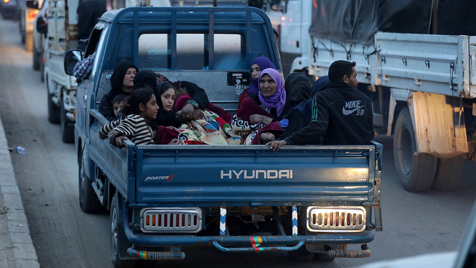 Civiles abandonan Afrin, en Siria