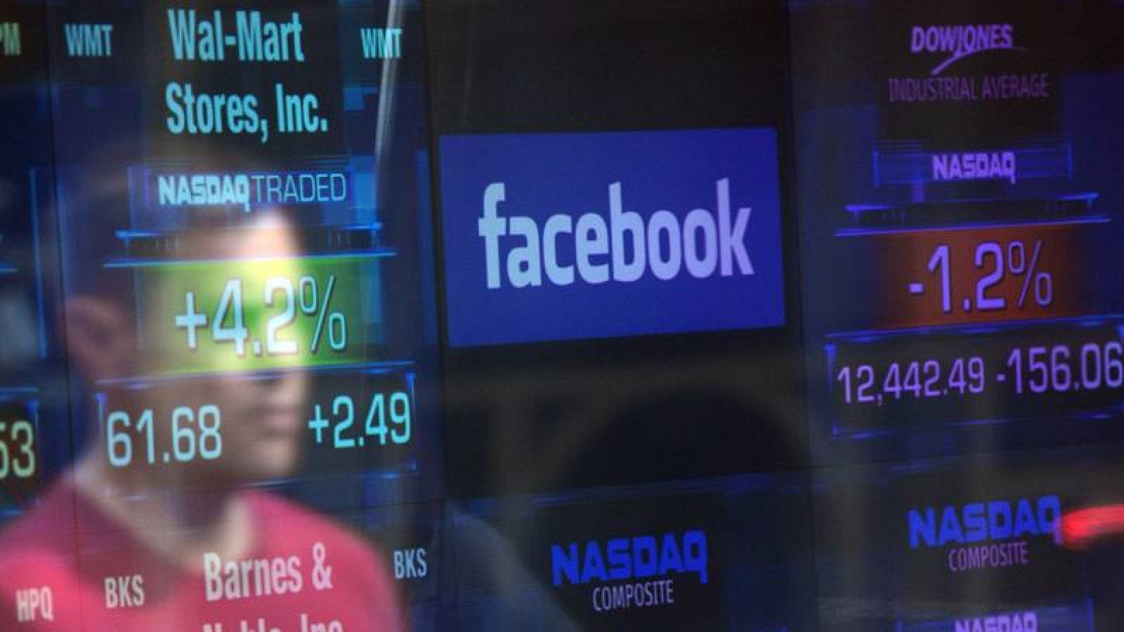  El logo de Facebook se vislumbra a traves de las ventanas del cambiador del Nasdaq