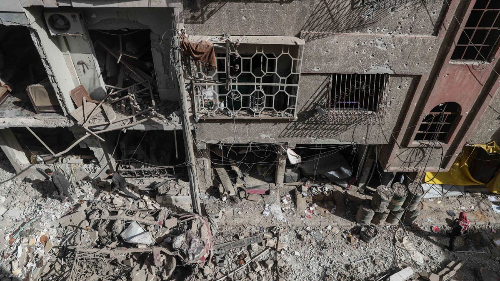 Vista de un área destrozada tras un bombardeo en Duma (Siria)