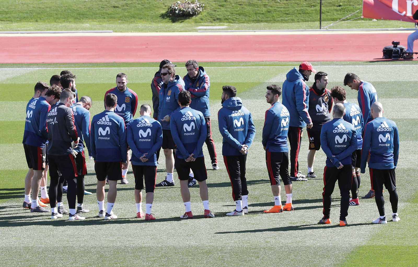 El entrenador de la selección española de fútbol, Julen Lopetegui (c) se dirige a sus jugadores durante el entrenamiento.