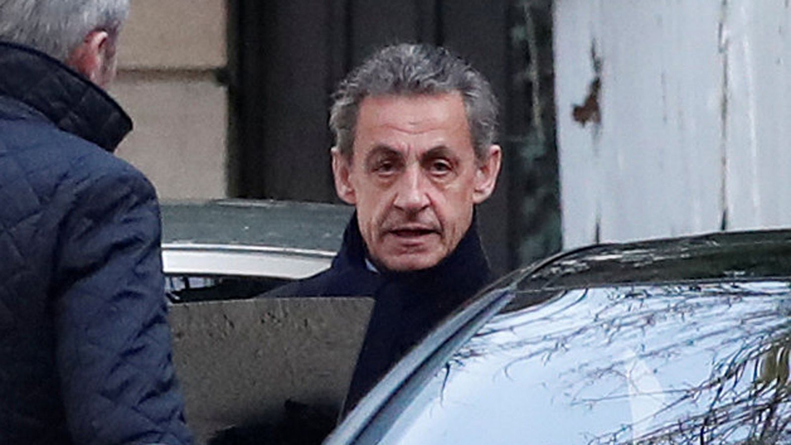 El expresidente francés, Nicolás Sarkozy, fotografiado junto a su domicilio en París