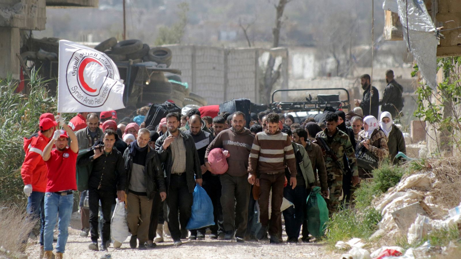 Cientos de civiles salen de Guta Oriental en Siria tras un acuerdo entre partes