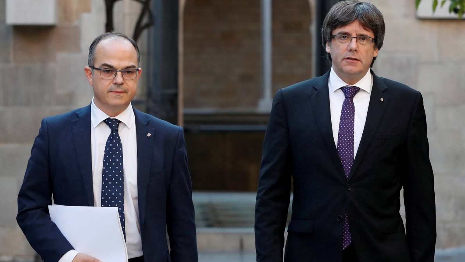 El exconseller de Presidencia, Jordi Turull, acompañado del expresident, Puigdemont.