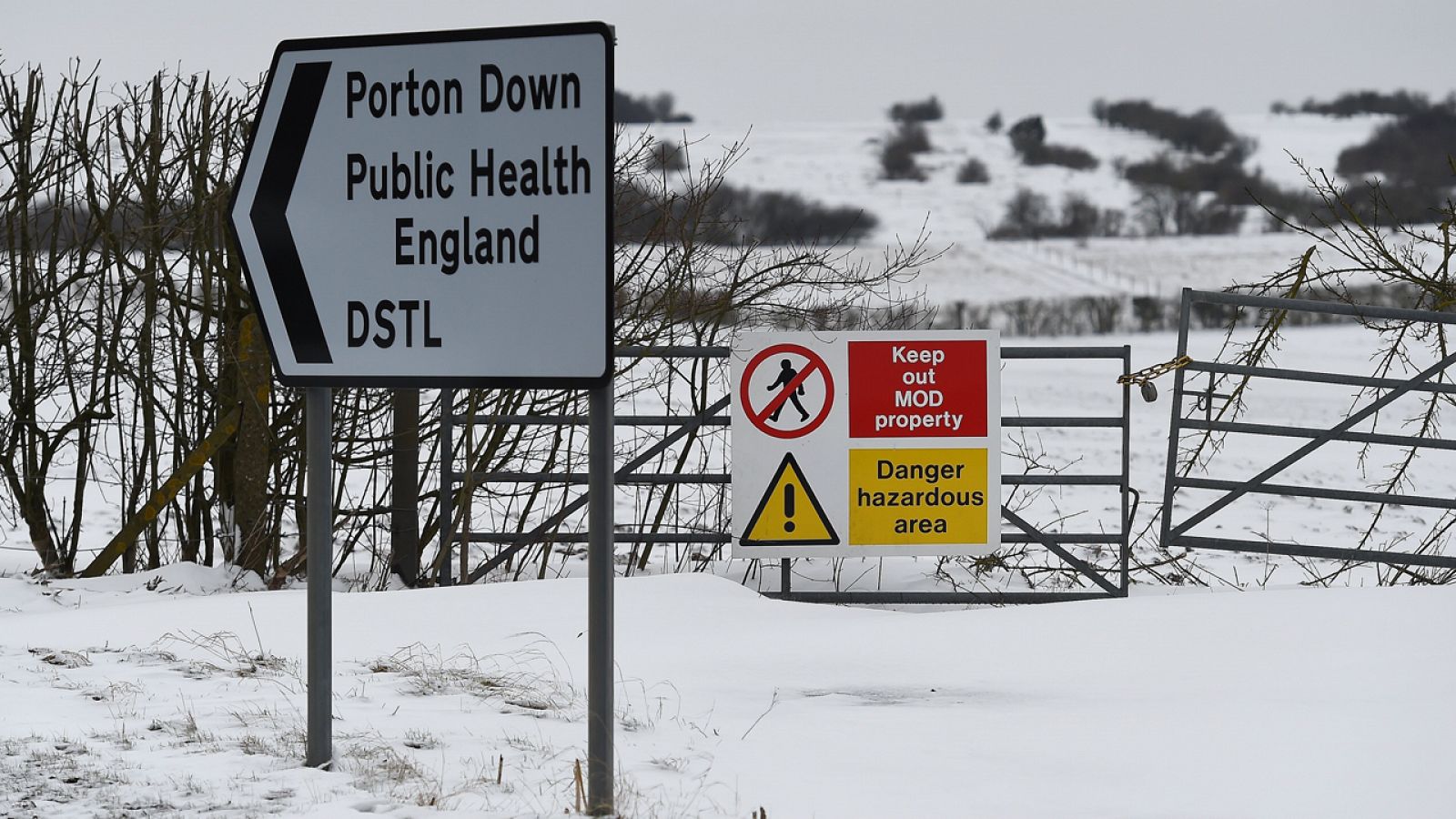 Un cartel advierte del peligro de traspasar el laboratorio de Defensa británico cerca de Salisbury