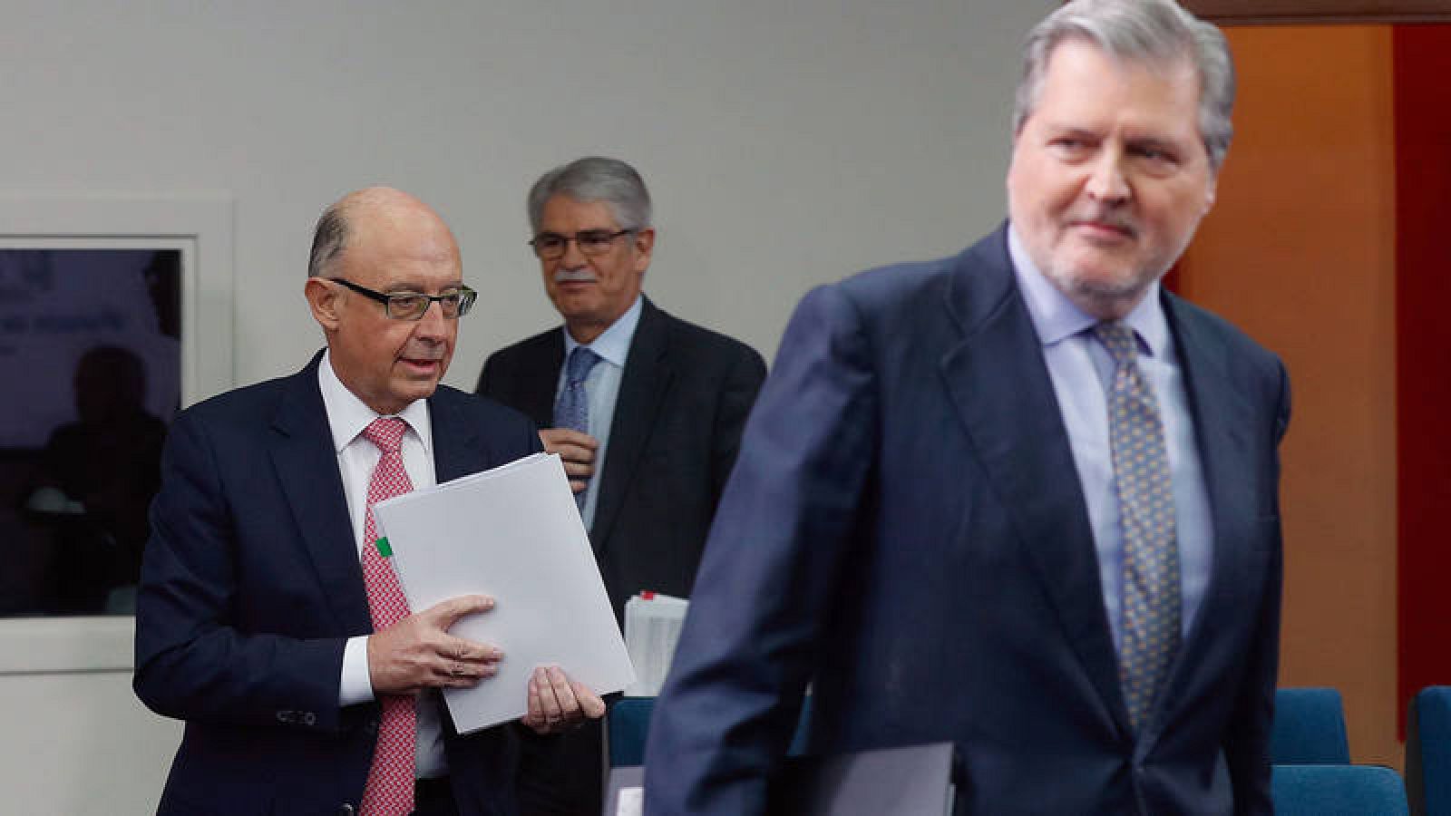 El ministro de Hacienda acompaña al portavoz del Gobierno a la salida del Consejo de Ministros