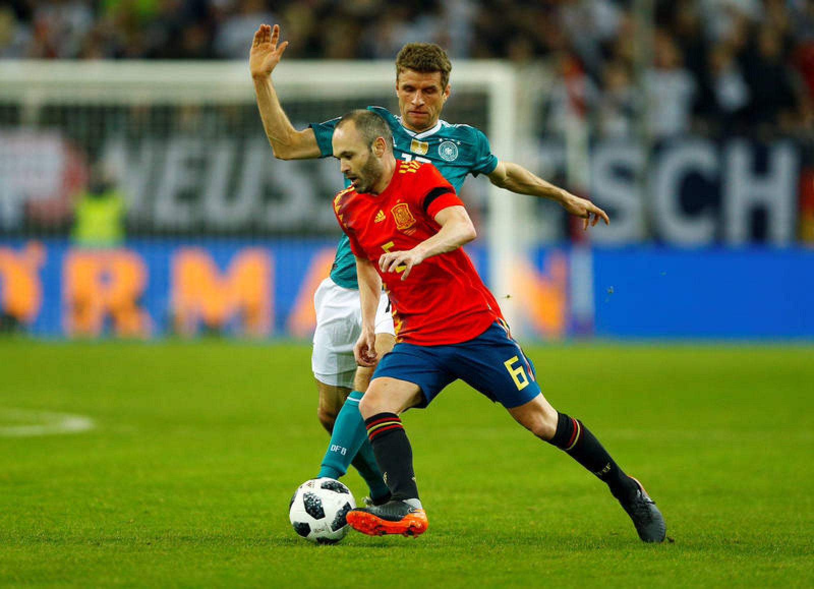 Iniesta se ha salido en la primera parte.