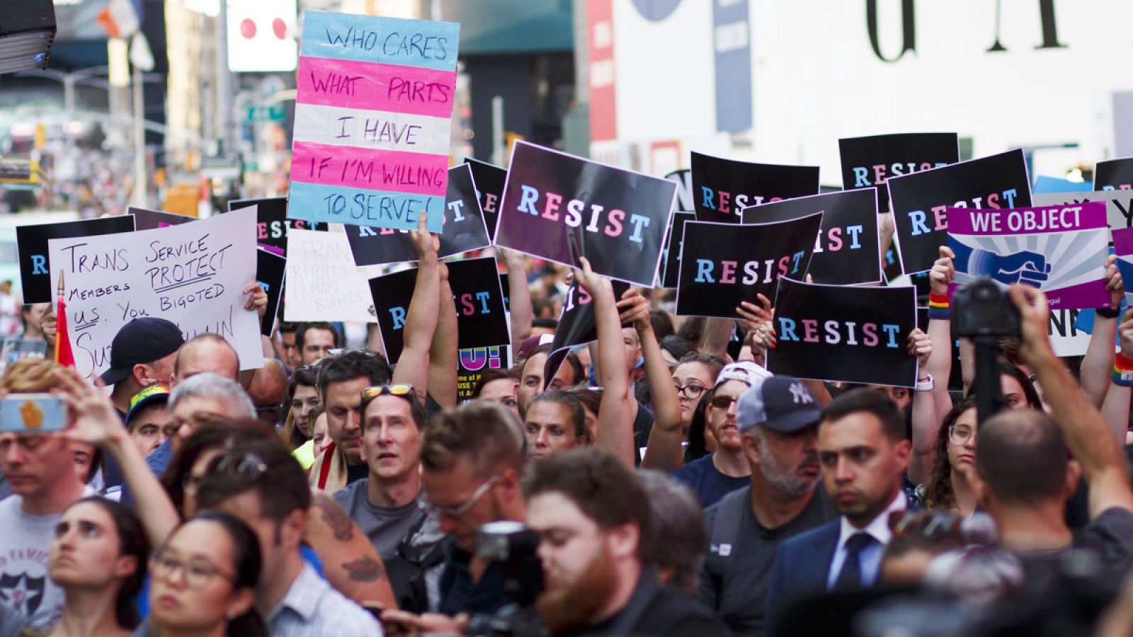 Cientos de personas protestando en julio de 2017 en Nueva York contra el anuncio del presidente Donald Trump de prohibir que transexuales sirvan en las Fuerzas Armadas..