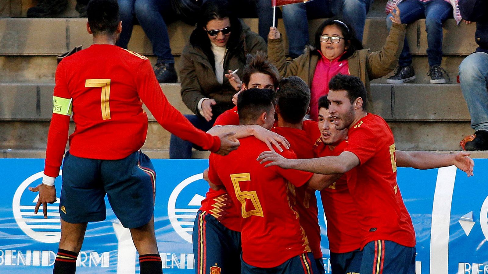 Los jugadores de la selección española sub-19 celebran un gol ante Bélgica.
