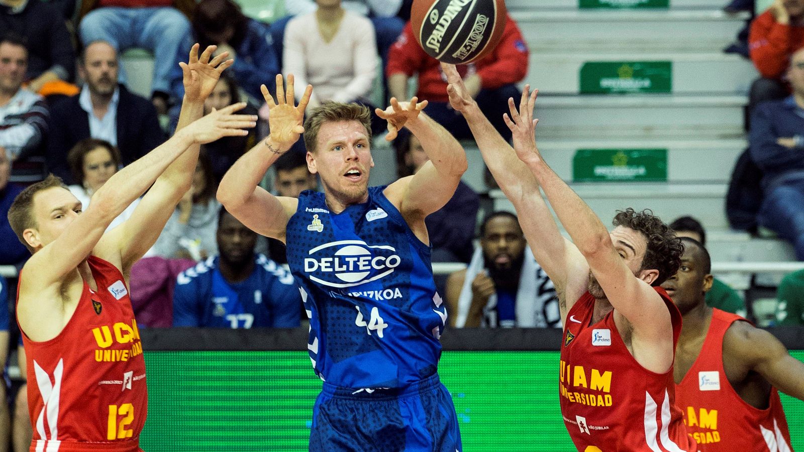 Jordan Swing, del Gipuzkoa, pasa el balón ante Urtasun y Oleson, del Murcia.