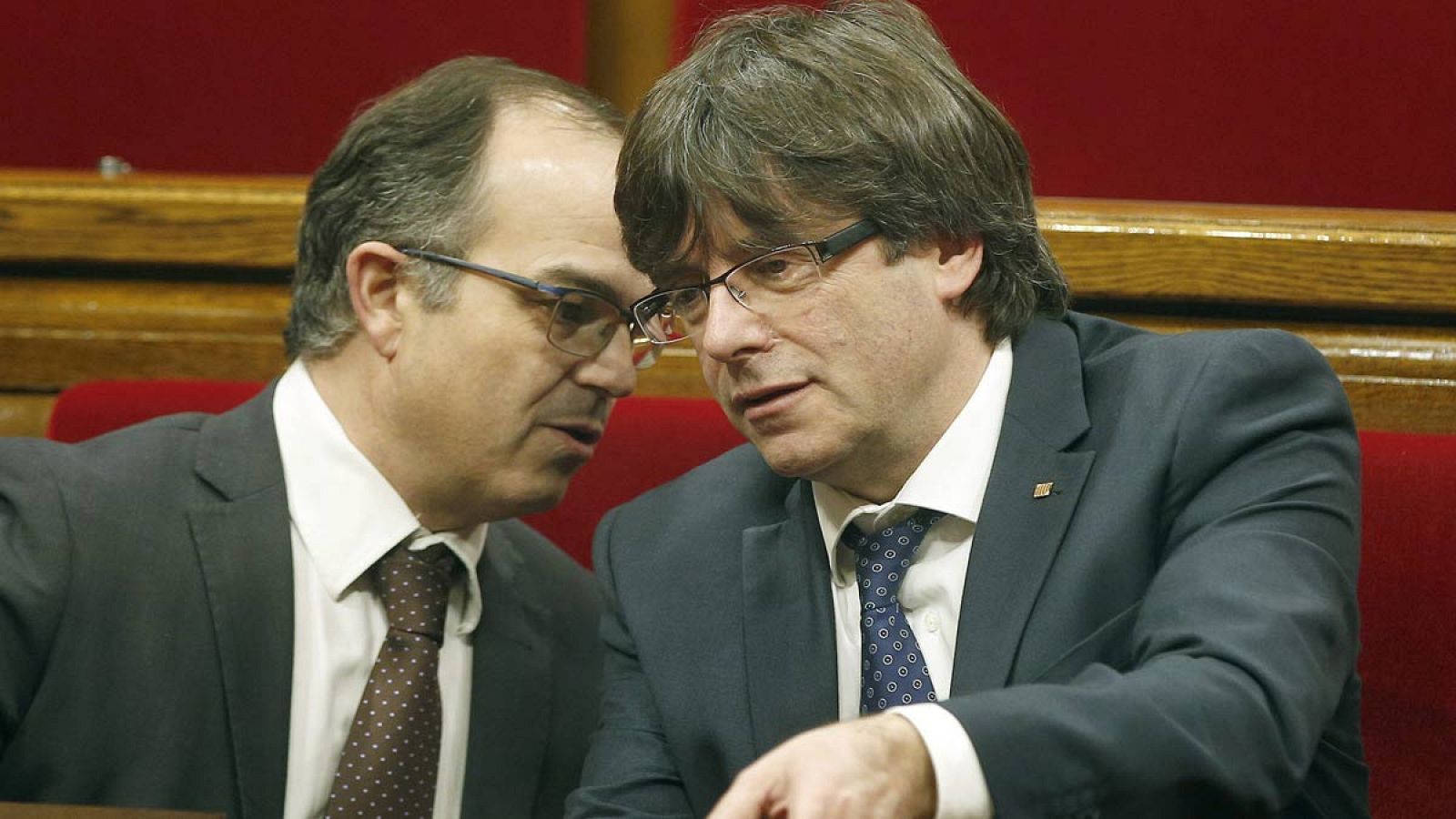 Puigdemont y Turull, en un pleno del Parlament de Cataluña.