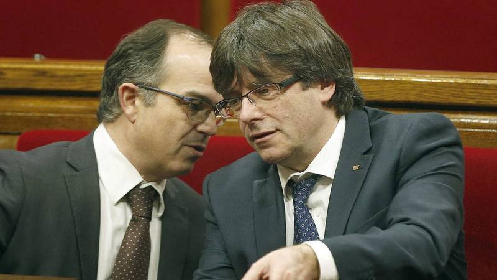 Puigdemont y Turull, en un pleno del Parlament de Cataluña.