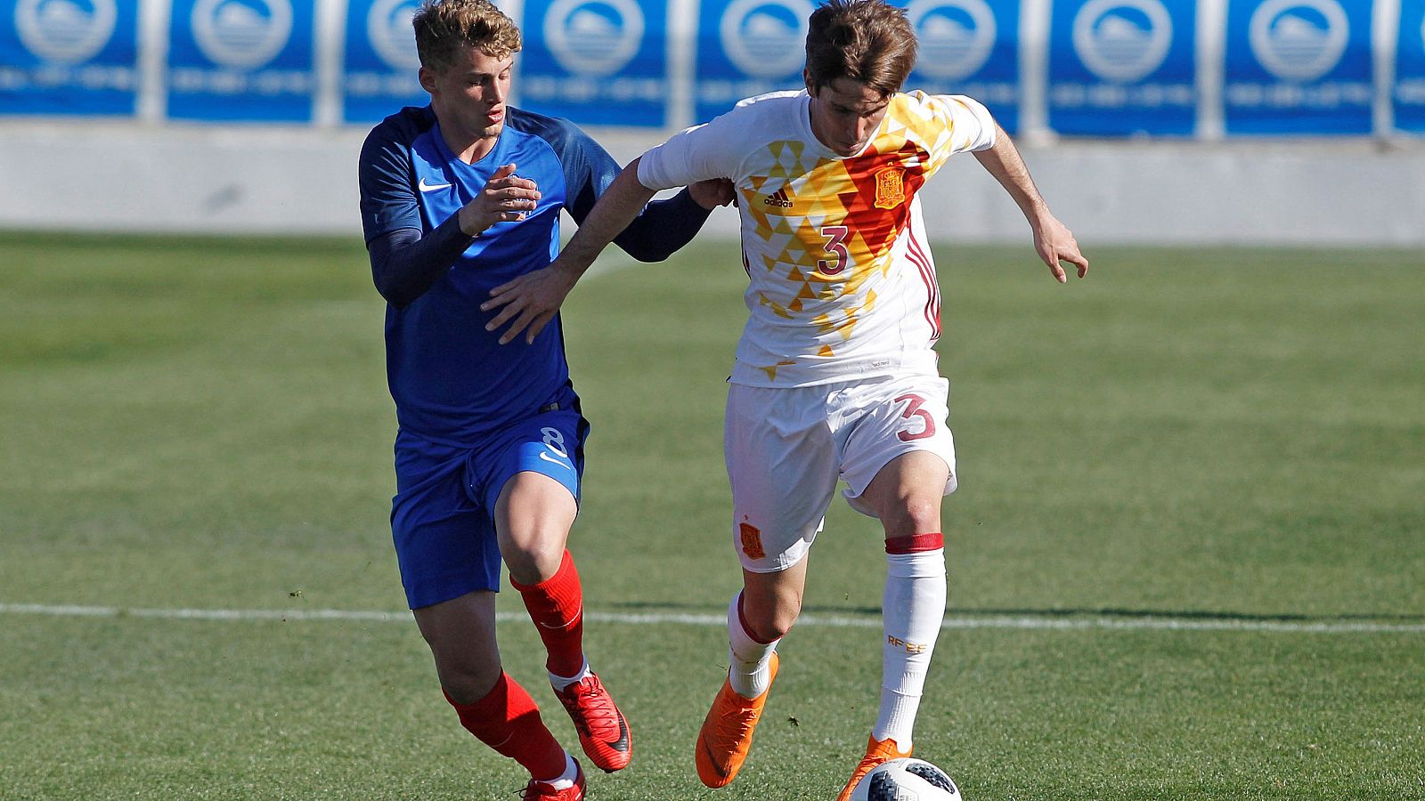 El jugador de España Miranda con el balón ante el jugador de Francia Cuisance.