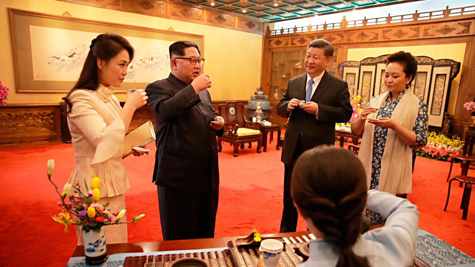 De izquierda a derecha, la esposa de Kim Jong-un, Riu Sol Ju, el propio líder norcoreano, el presidente de China, Xi Jingping, y la primera dama china, Peng Liyuan
