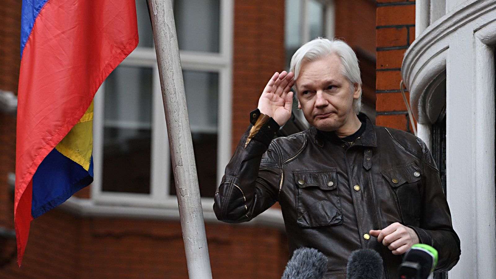 El activista y periodista australiano Julian Assange, en la embajada de Ecuador en Londres