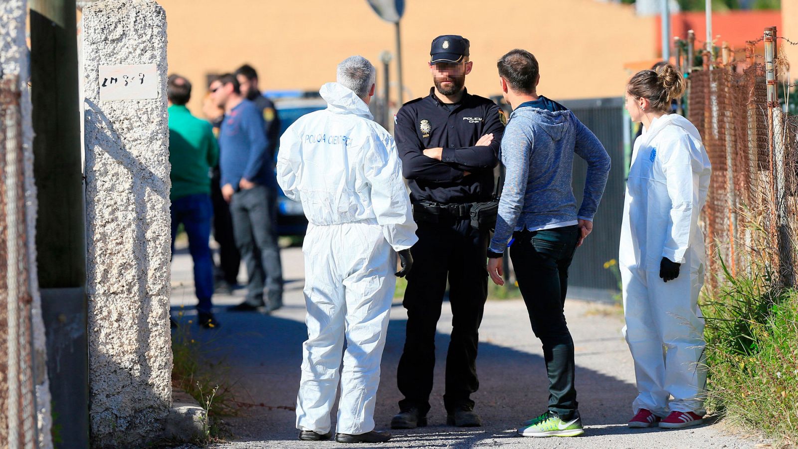 Agentes de la Policía Nacional en la vivienda de Castellón donde ocurrieron los hechos