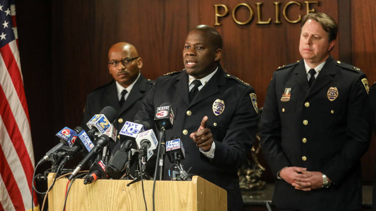 El jefe de Policía de Baton Rouge, Murphy Paul, anuncia la dimisón del agente que mató a tiros a Alton Sterling