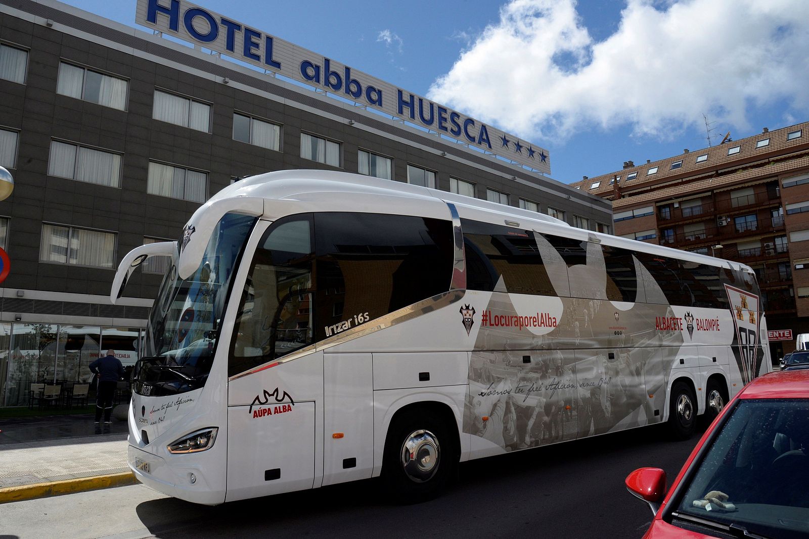 Jugadores y cuerpo técnico del Albacete Balompié dejan el hotel ABBA, donde ocurrió el accidente.