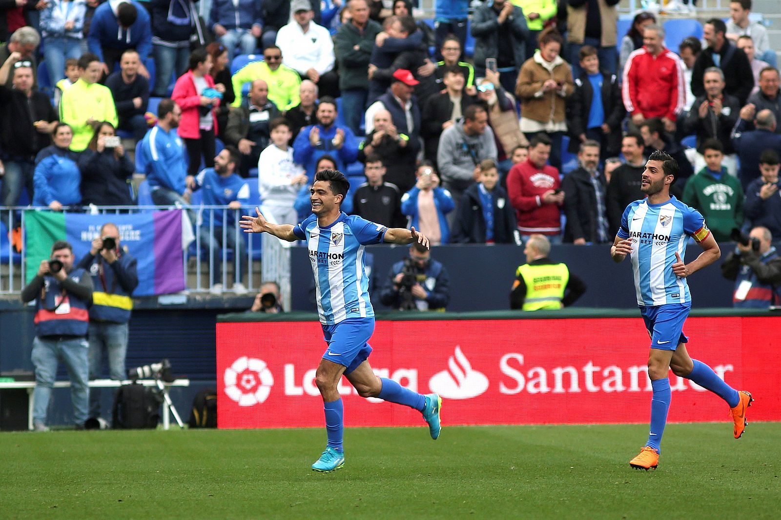 Chory Castro celebra junto a Miguel Torres tras marcar ante el Villarreal.