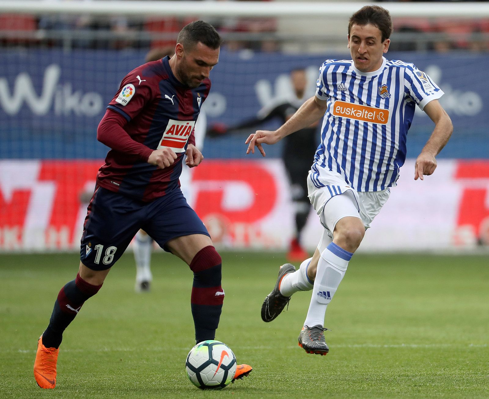 El defensa del Eibar, Anaitz Arbilla (i), conduce el balón ante la marca del delantero de la Real Sociedad, Mikel Oyarzabal (d), durante el encuentro.