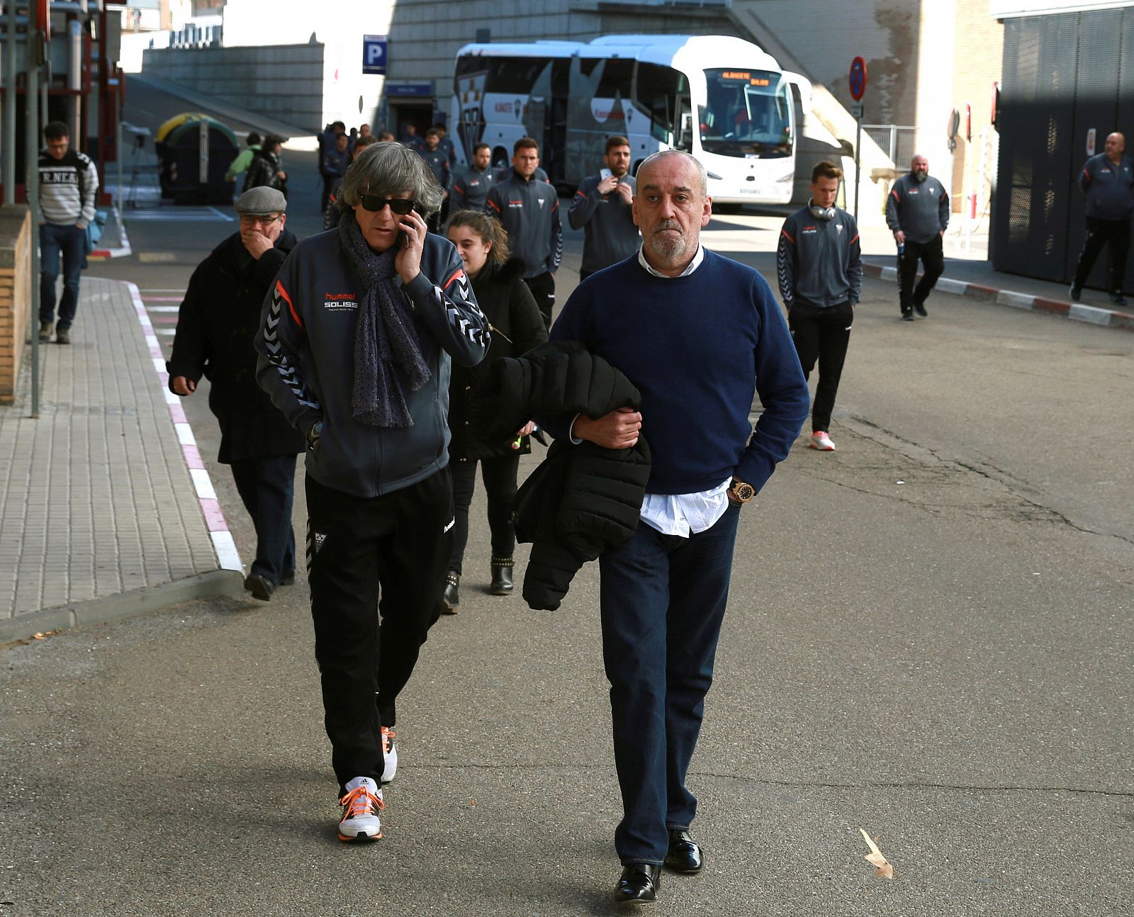 Jugadores y cuerpo técnico del Albacete Balompié llegan al Hospital Clínico de Zaragoza para visitar a Pelayo Novo.