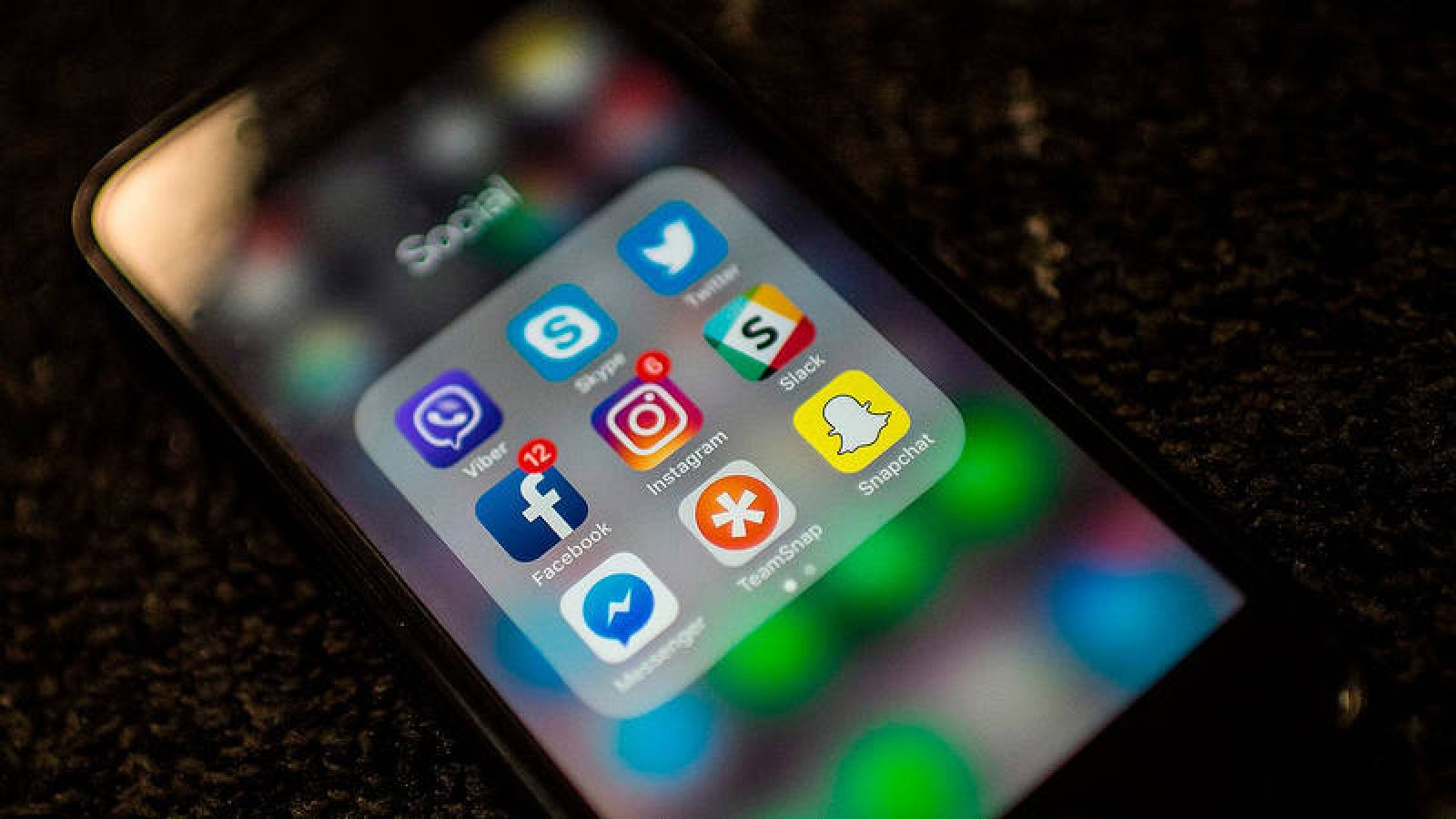 Iconos de aplicaciones informáticas en un móvil.