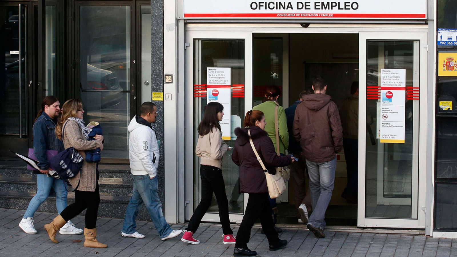 Varias personas esperan turno para ser atendidos en una oficina pública de empleo de la Comunidad de Madrid