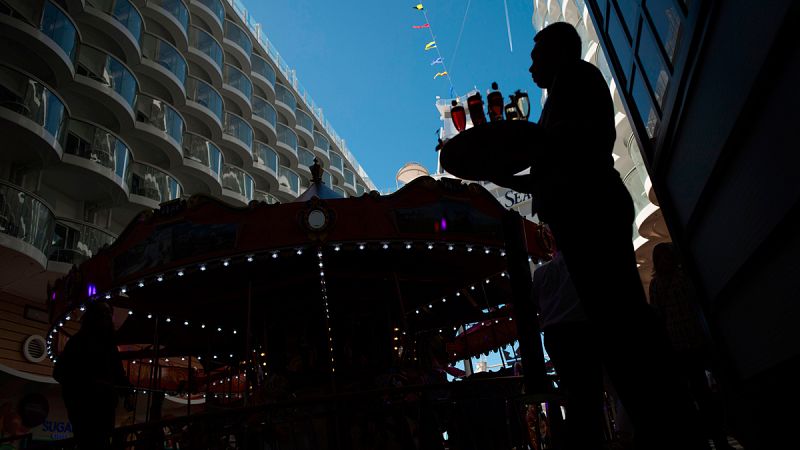 Un camarero a bordo de un crucero atracado en el puerto de Málaga