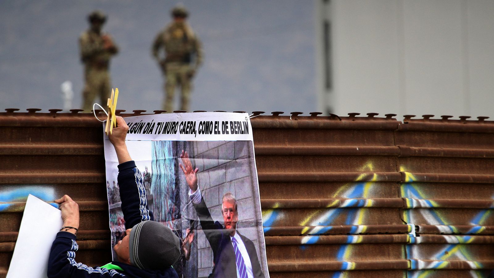 Mexicanos se manifiestan en la frontera que separa su país con EE.UU.