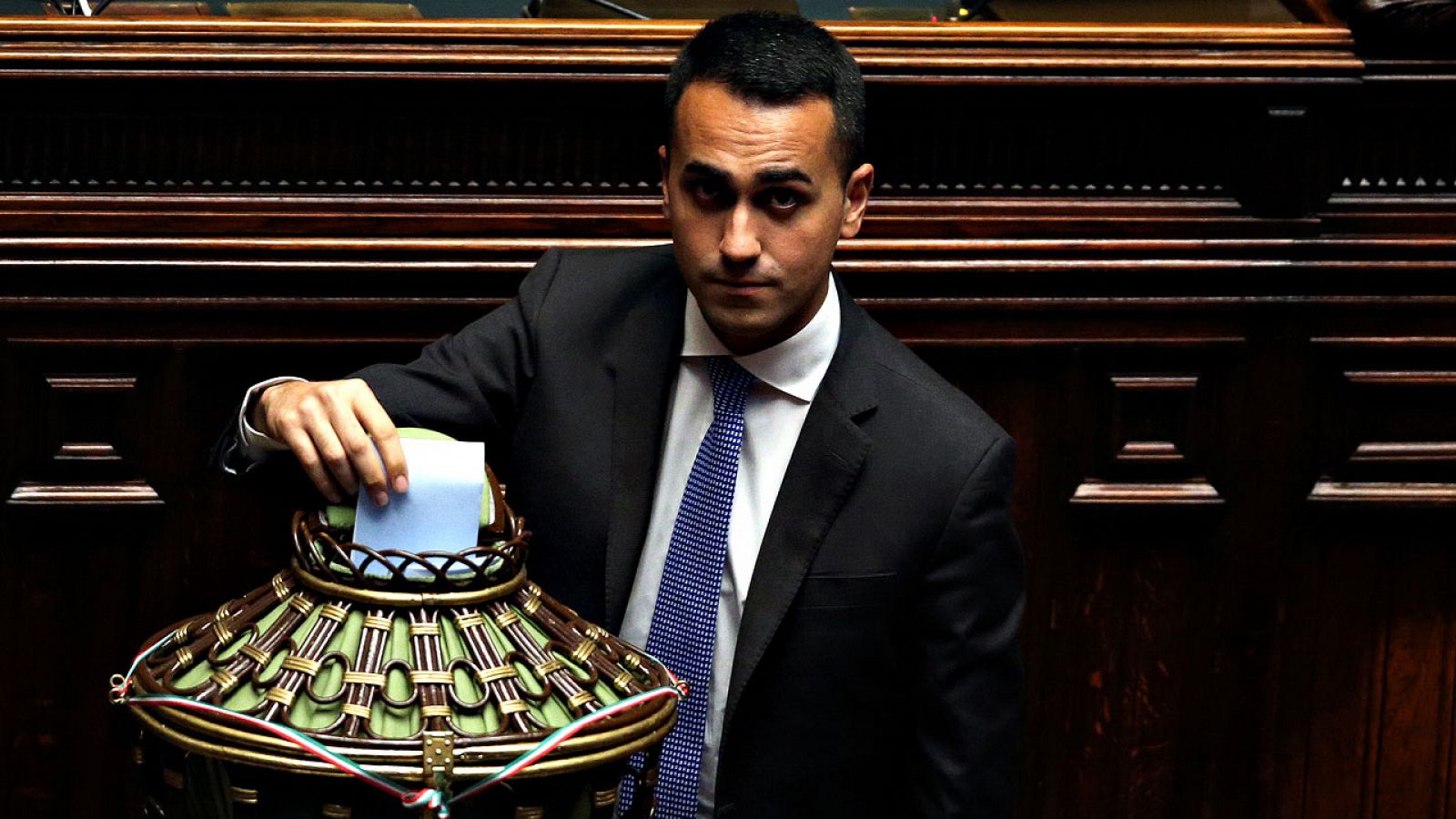 El líder del Movimiento Cinco Estrellas, Luigi di Maio, vota en una sesión del Parlamento