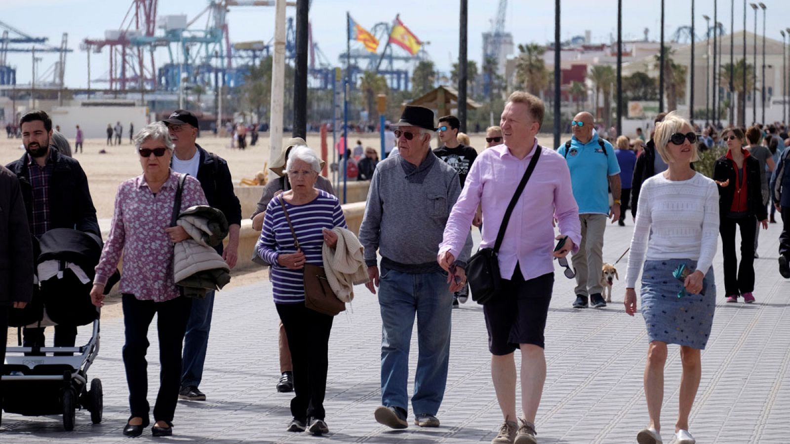 Varios turistas caminan por el paseo marítimo de Valencia