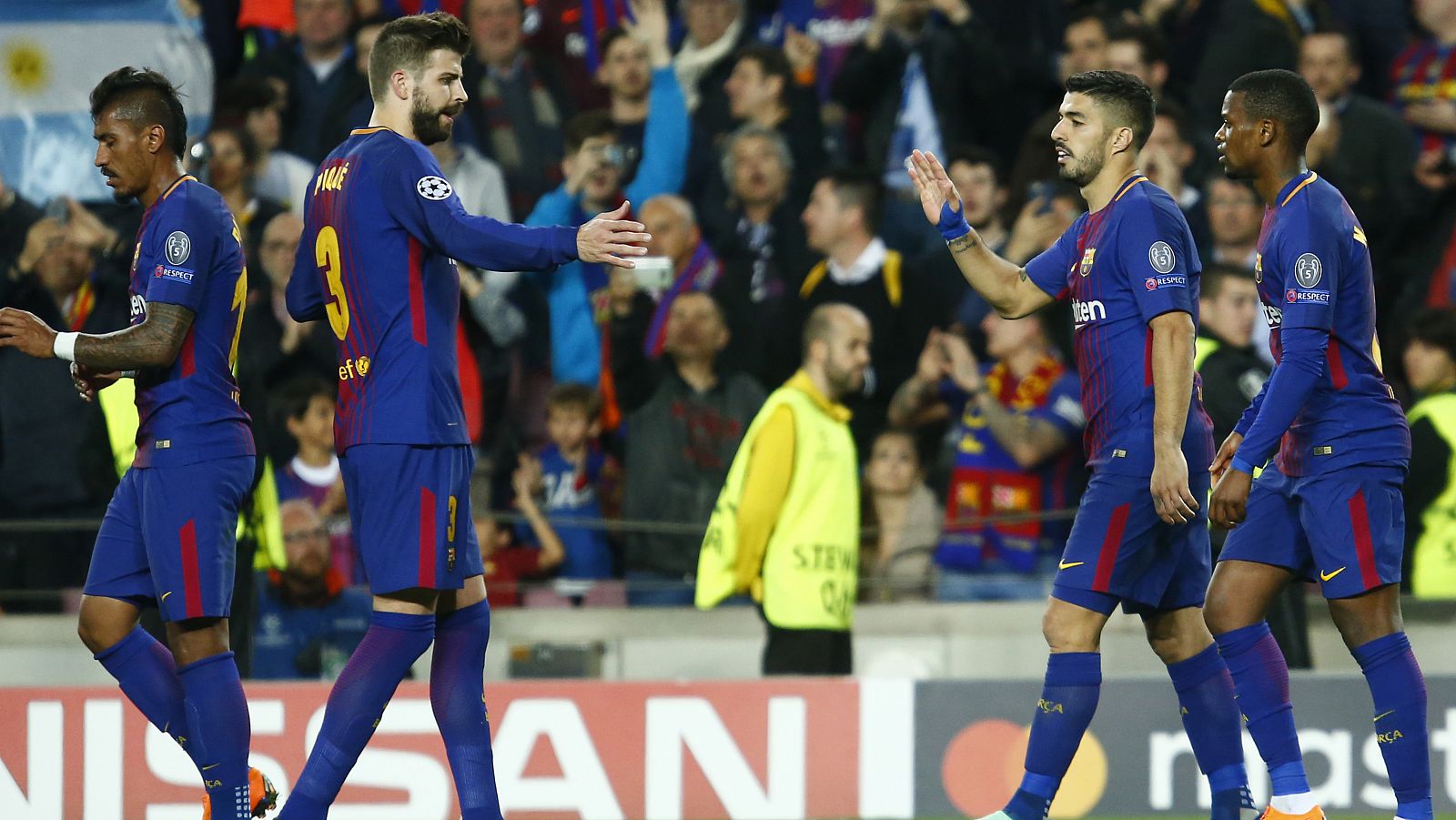 Luis Suárez celebra con sus compañeros su gol ante la Roma.