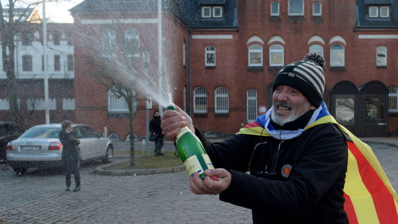  Un hombre celebra la decisión frente a la prisión en la que está detenido Carles Puigdemont