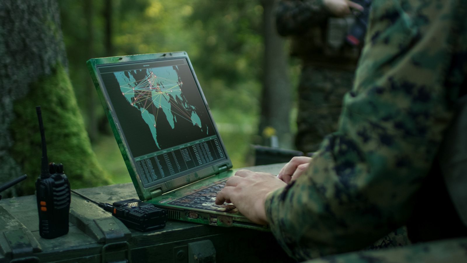 Imagen recurso de un soldado controlando una operación militar desde su ordenador