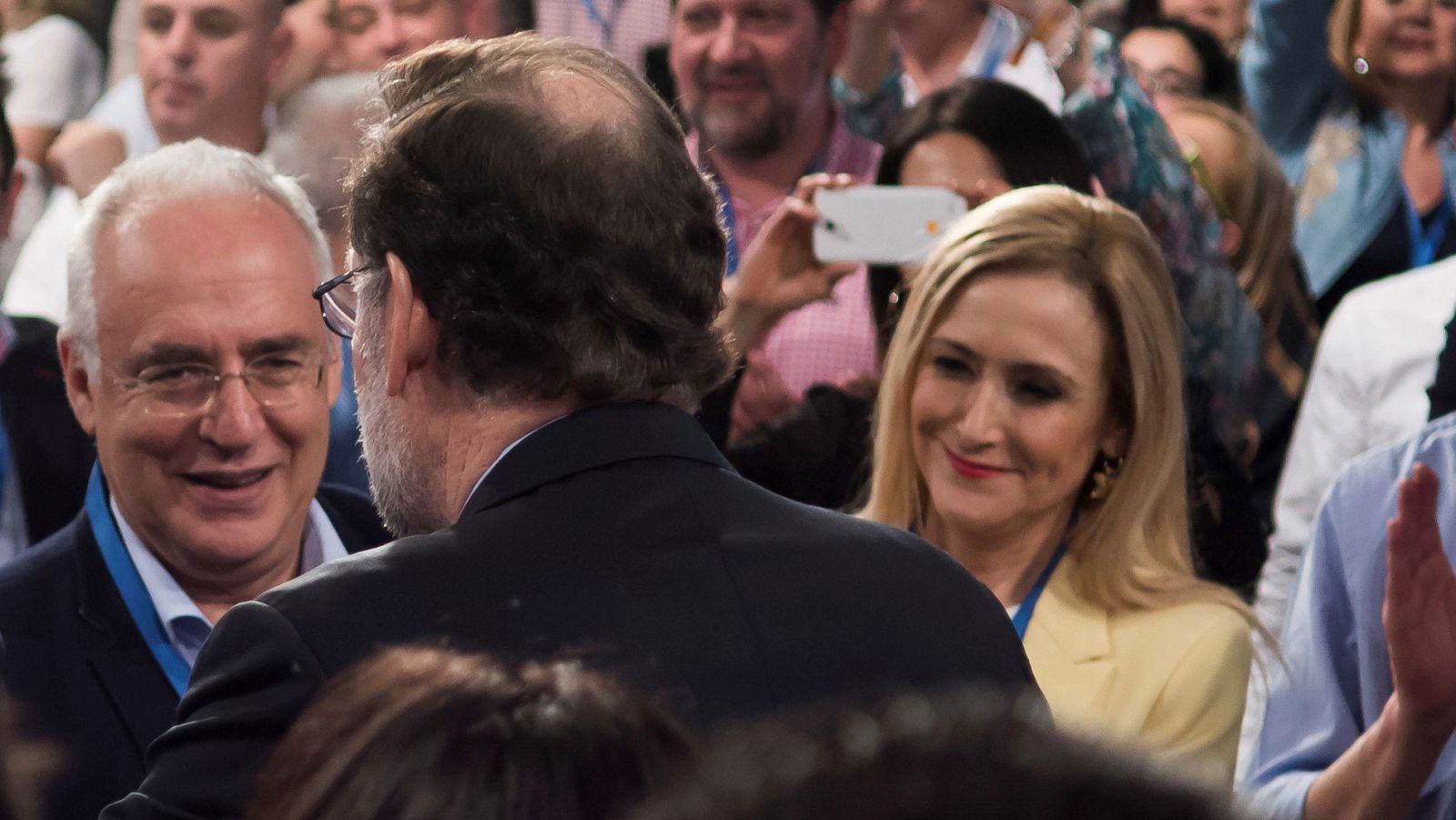 La presidenta de Madrid, Cristina Cifuentes, junto a Rajoy en la Convención nacional del PP