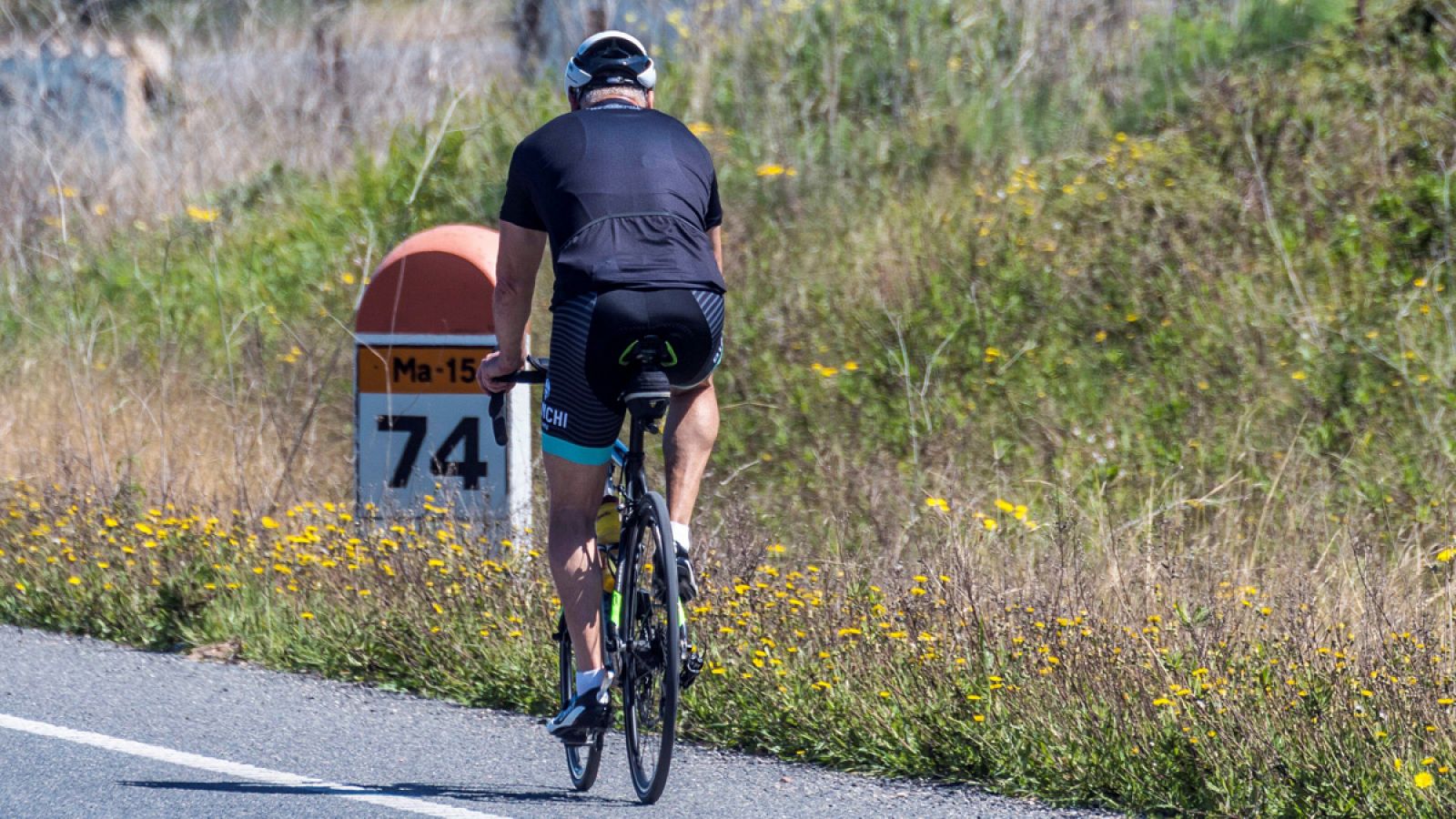 Un ciclista en la Ma-15, en el municipio mallorquín de Capdepera