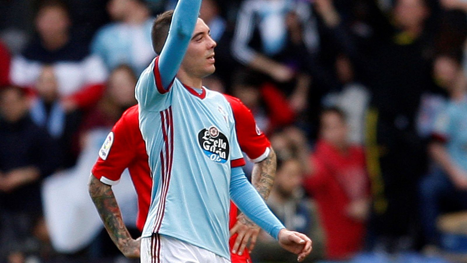 El delantero del Celta de Vigo, Iago Aspas, celebra tras haber marcado el tercer gol de su equipo.