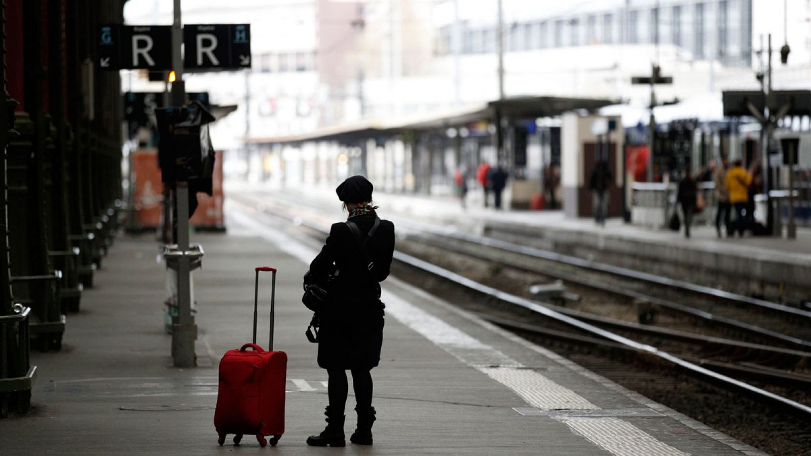 Un pasajero espera en la estación de tren Gare de Lyon, en París
