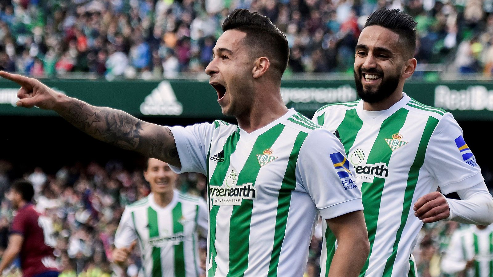 El delantero del Betis, Sergio León (i), celebra tras marcar un gol.