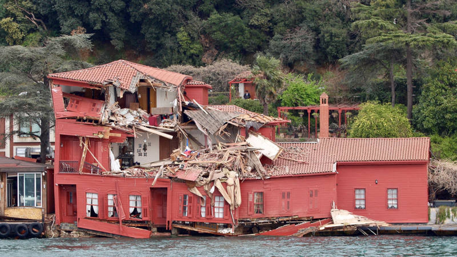 La mansión Hekimbasi Salih Efendi después de que el carguero Vitaspirit chocara contra el edificio