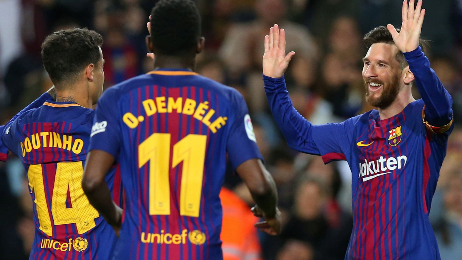 Messi celebra uno de sus tres goles con Dembélé y Coutinho.