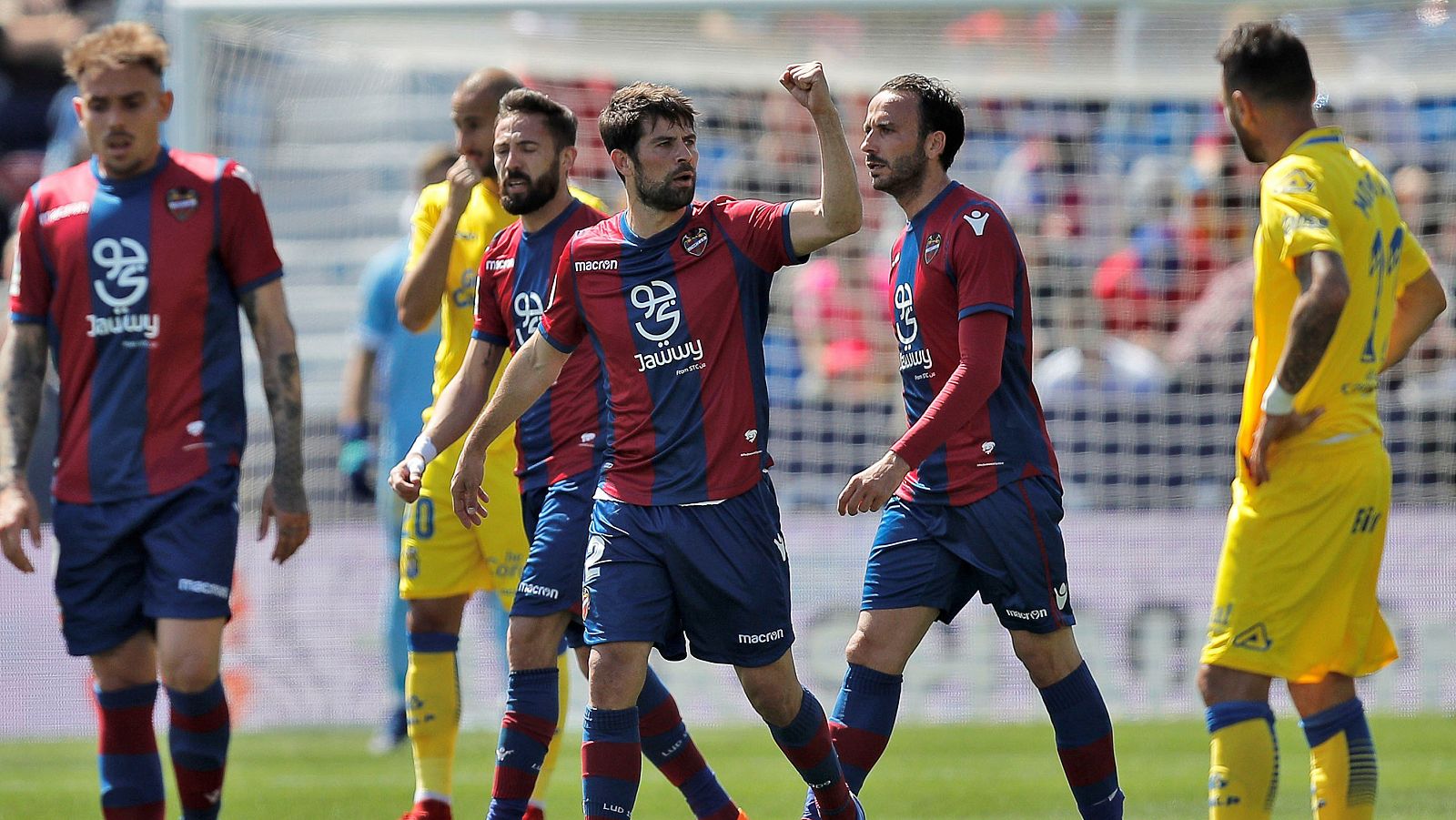 El defensa del Levante "Coke" (c) celebra tras haber marcado el primer gol de su equipo contra el UD Las Palmas.