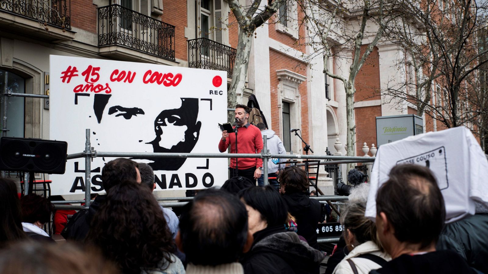 El hermano del cámara José Couso interviene durante la concentración convocada ante la embajada estadounidense en Madrid