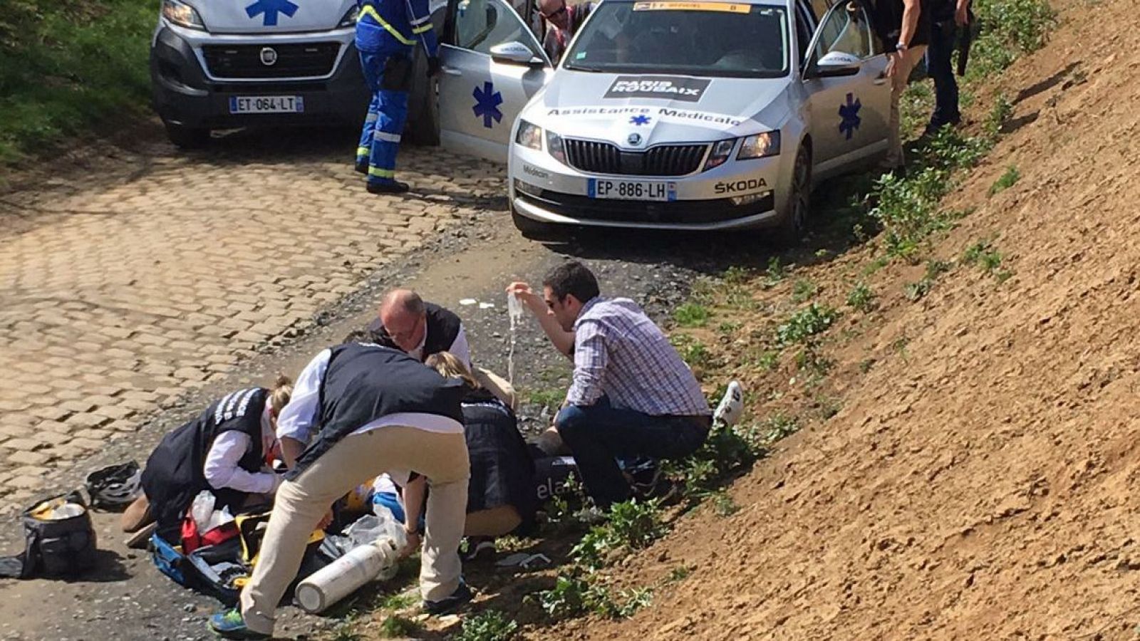 Momento en el que Goolaerts tiene que ser atendido por los servicios médicos.