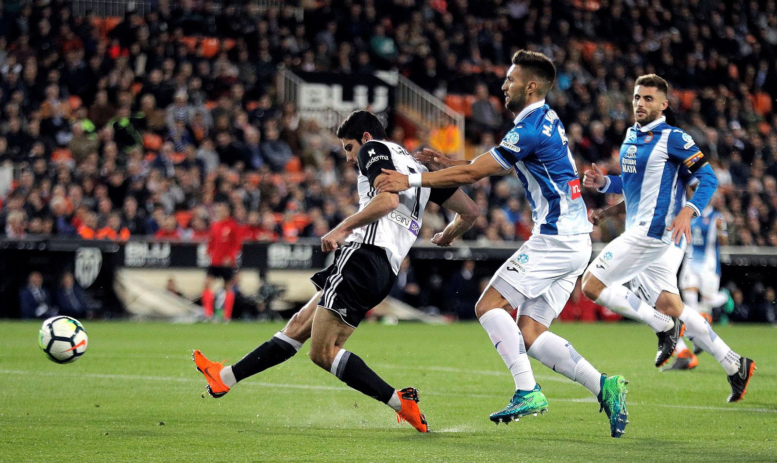 Guedes efectúa un disparo a portería tras superar al defensa del Espanyol.